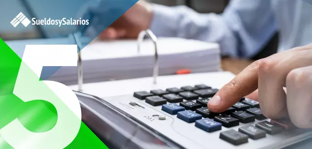 Guías de incrementos salariales con planes de nivelación y costos de implementación.